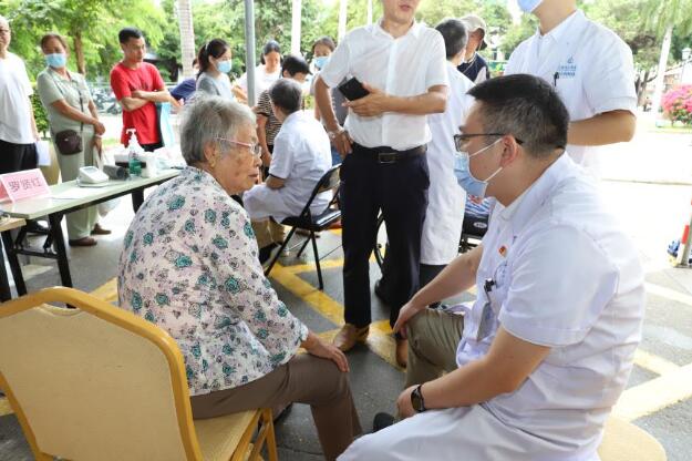 三亞市人民醫(yī)院骨科王建華主任義診現(xiàn)場(chǎng)。蔡元廣攝