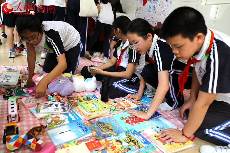 5月31日，海口市第二十五小學舉辦公益跳蚤市場活動，學生們對課外書籍進行售賣。 人民網記者 孟凡盛攝