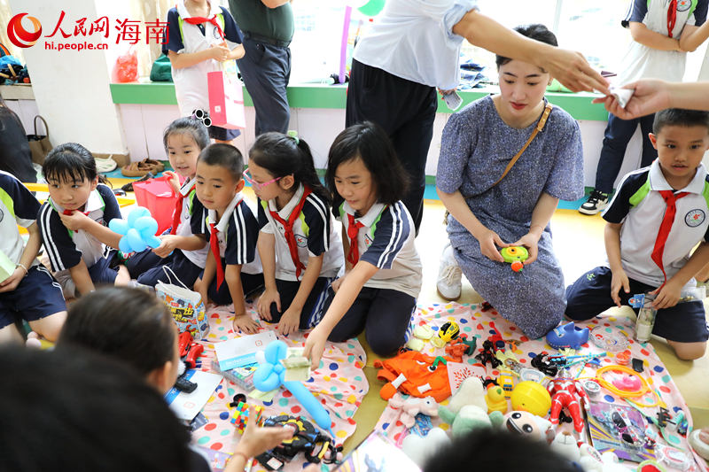 5月31日，?？谑械诙逍W舉辦公益跳蚤市場活動，學生們挑選購買自己喜愛的物品。 人民網記者 孟凡盛攝