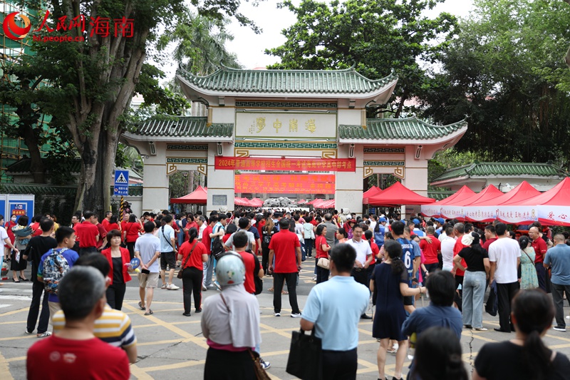 海南中學考點考生陸續進場。人民網記者 符武平攝