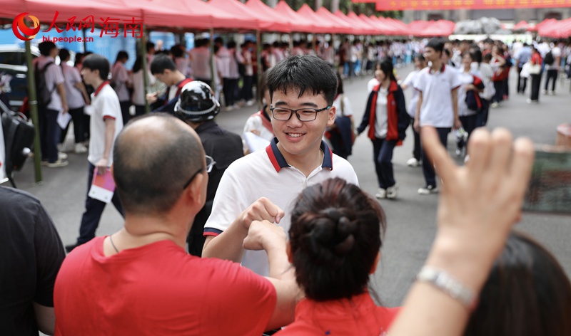 海中考點家長給考生加油鼓勁。人民網記者 符武平攝