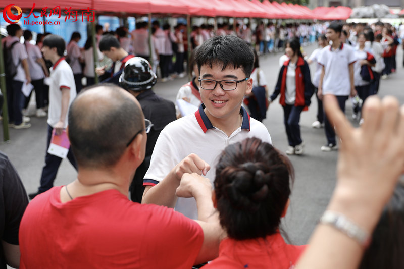 6月7日上午，在海南中學考點，家長為考生加油。 人民網記者 符武平攝