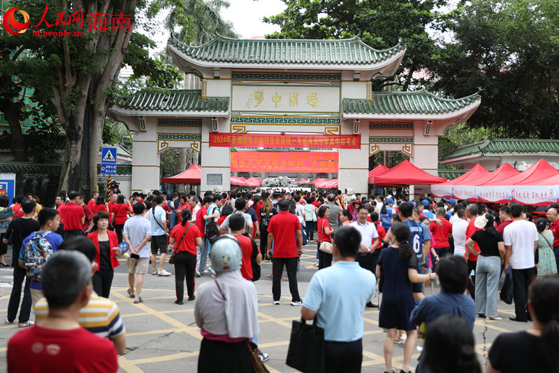 6月7日上午，在海南中學考點，考生進入考場。 人民網記者 符武平攝