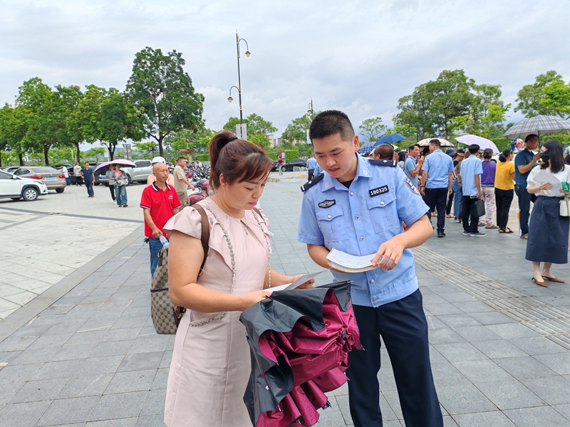 民警進(jìn)行反詐宣傳。吳佳儀攝