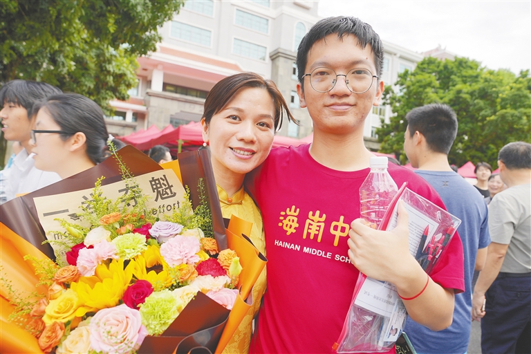 在海南中學高中部考點，一位考生家長拿著鮮花迎接完成高考的孩子。