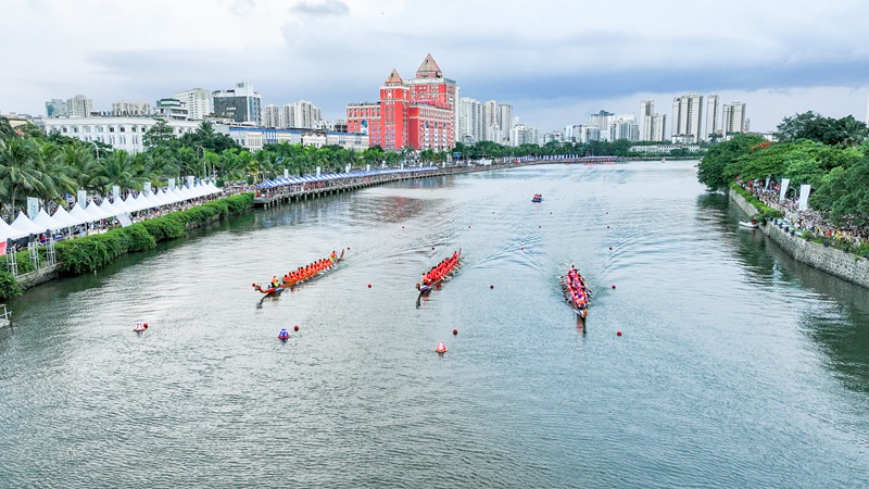 高空俯瞰海甸河龍舟賽現場。主辦方供圖