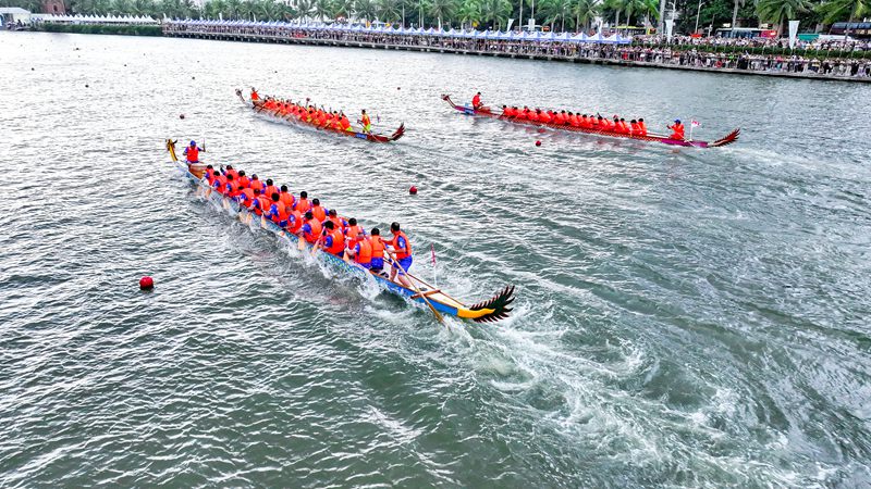 龍舟如同離弦之箭向終點沖刺。主辦方供圖