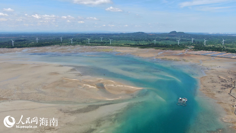 退潮后海岸形成飄逸的藍色彩帶。人民網記者 符武平攝