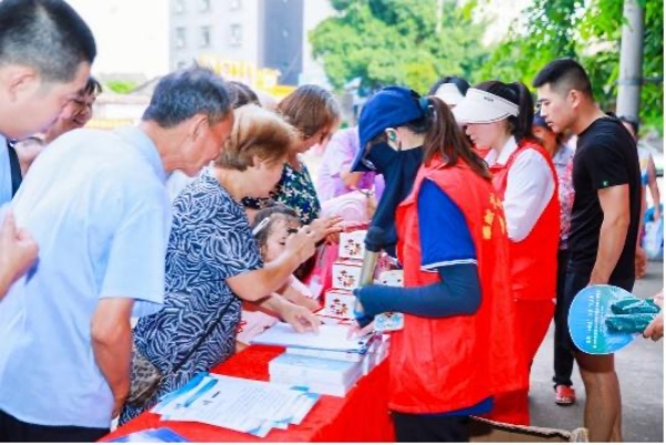 1、活動現場，市民們積極參與到普法活動中。主辦方供圖