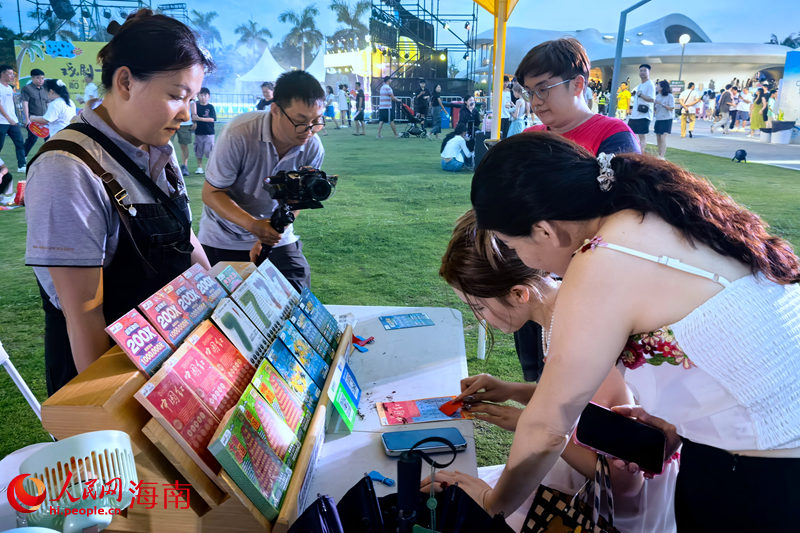 市民游客在中國(guó)體育彩票展位前體驗(yàn)“頂呱刮”產(chǎn)品。 人民網(wǎng)記者 孟凡盛攝 (2)