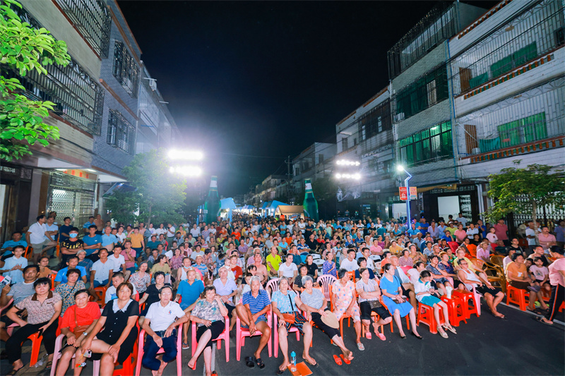 28日晚，2024年“九九杯”海南（文昌）鄉(xiāng)鎮(zhèn)排球聯(lián)賽第三周比賽開打。(文昌市委宣傳部供圖)