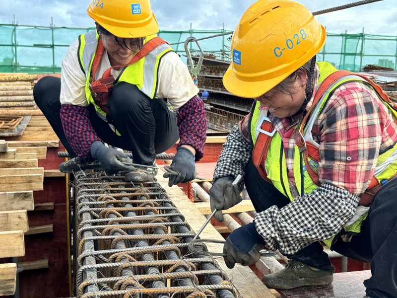 工人在施工現場進行鋼筋綁扎作業。李景致攝