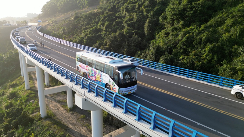 海南環島旅游公路觀光巴士。海汽集團供圖