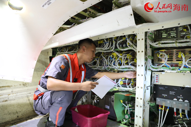 陳帥在檢查飛機電路。人民網記者 孟凡盛攝