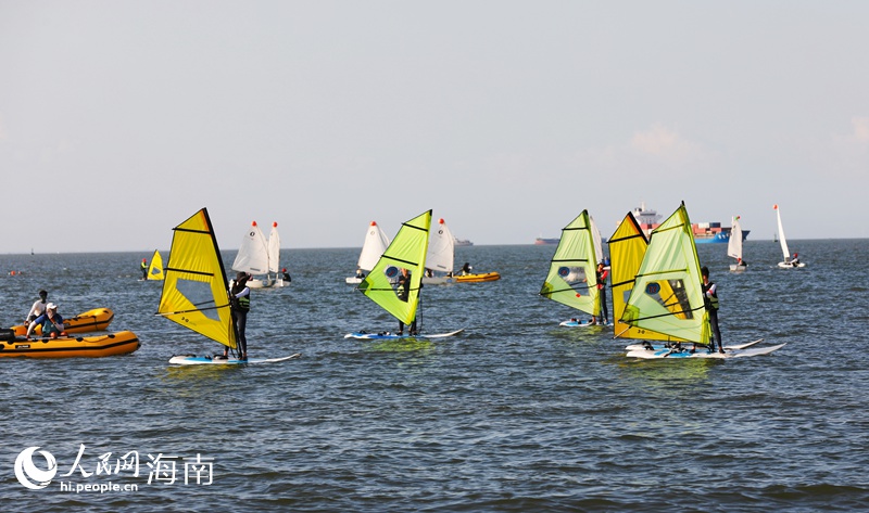 海面上帆影點點，成為藍天白云下一道獨特的風景。人民網記者 符武平攝