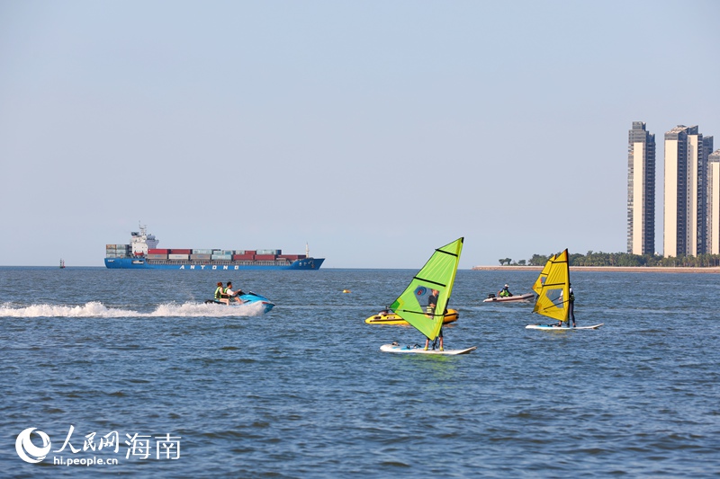 市民游客在海上體驗水上運動的激情。人民網記者 符武平攝