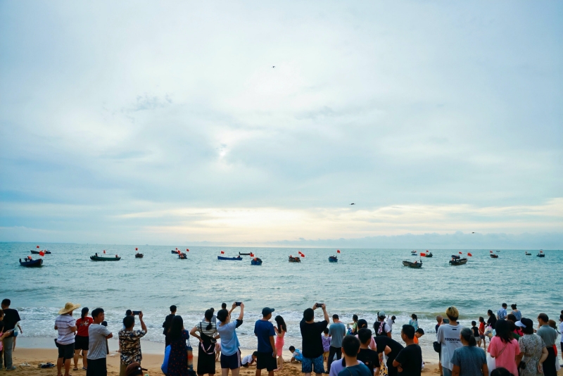 漁船出海，市民游客爭相圍觀并祈福。 主辦方供圖