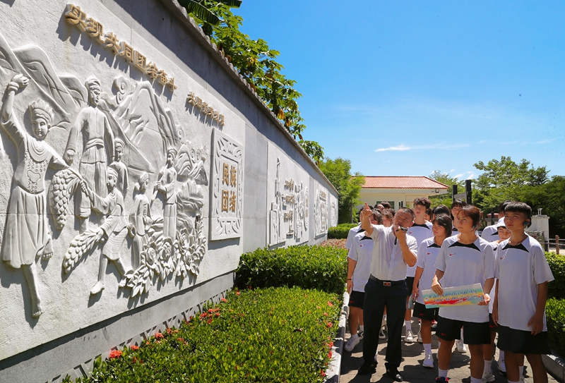 新疆女足們參觀五指山革命紀念館。董梅攝