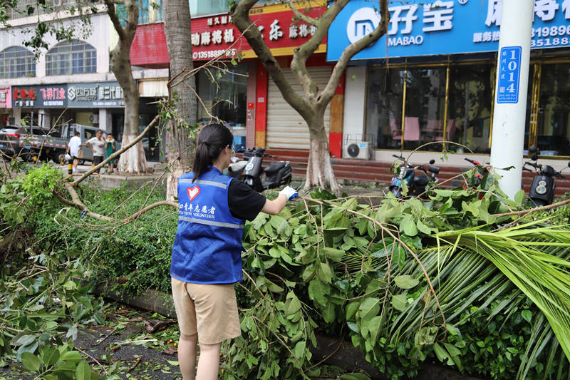 青年志愿者隊投入恢復一線。 共青團海口市委員會供圖