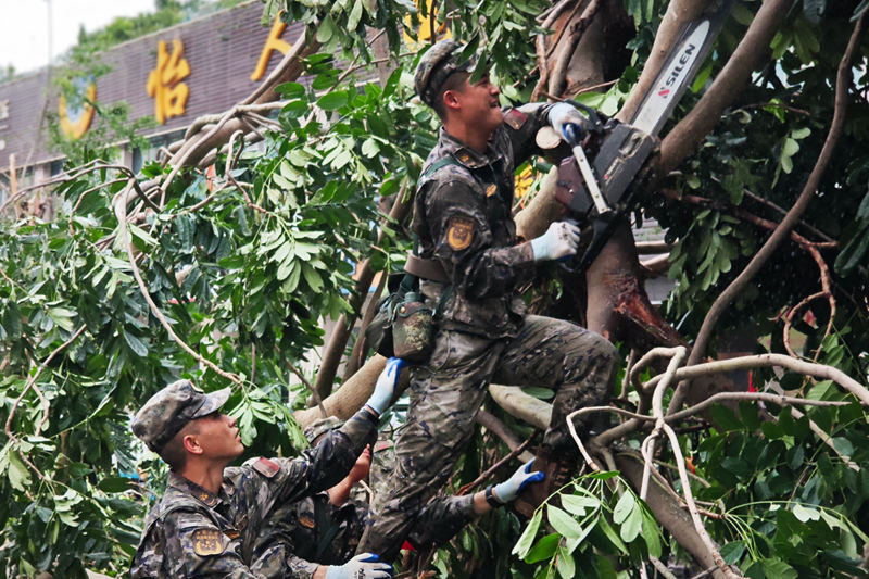 武警官兵進(jìn)行搶險(xiǎn)救援。 武警海南總隊(duì)供圖