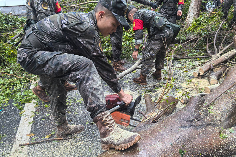 武警官兵進行搶險救援。 武警海南總隊供圖