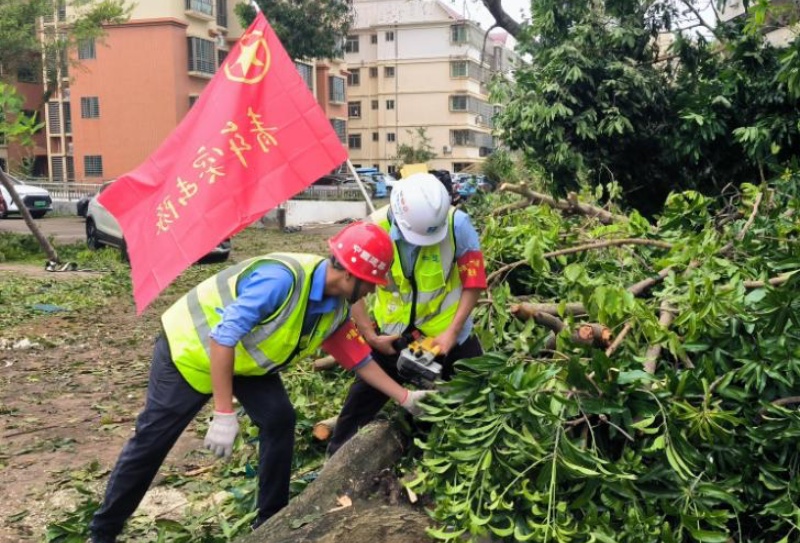 青年突擊隊在海南省老年醫院內清理受阻路段。 中建一局海南分公司供圖