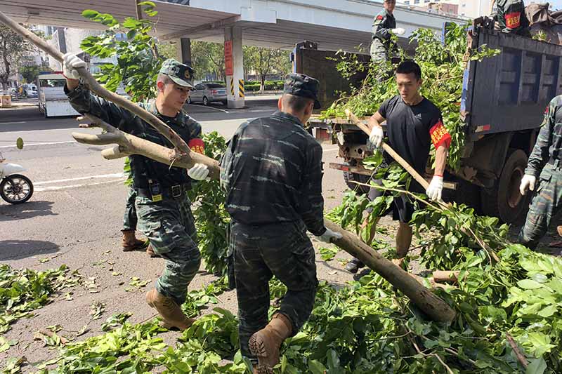 武警海南總隊進行排障搶險任務。武警海南總隊供圖