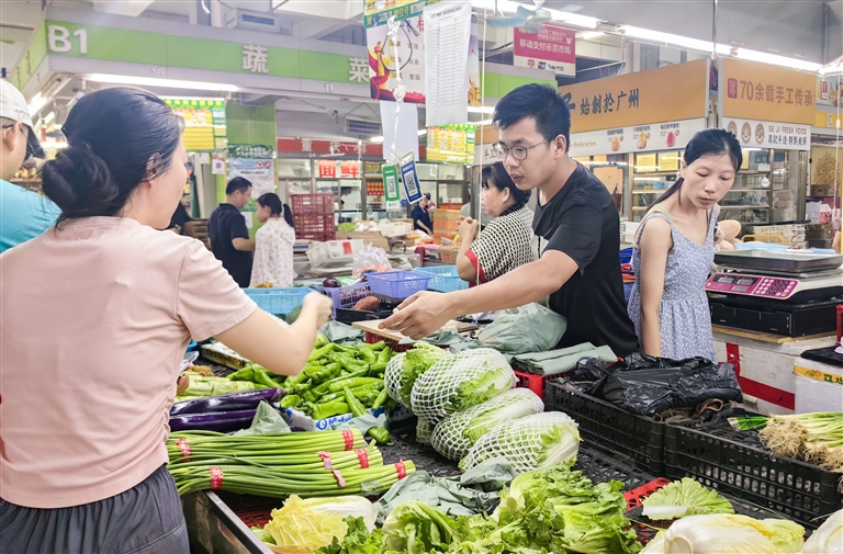   9月8日，在海口市五源河片區(qū)，周邊農(nóng)貿市場和超市營業(yè)正常，市民有序購物。海南日報全媒體記者 陳元才 攝