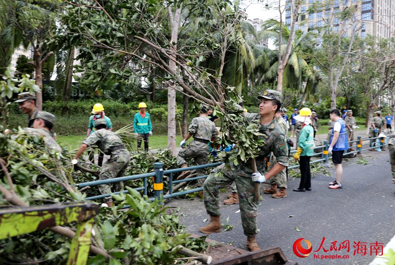 部隊官兵在一線抗災。人民網(wǎng)記者 符武平攝