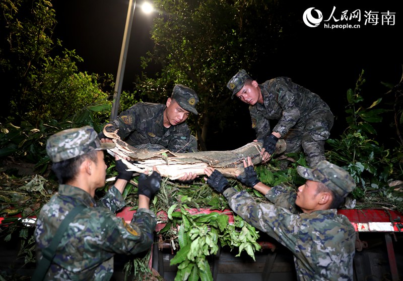 武警海南總隊?？谥ш牭墓俦谇謇泶謮训臉涓?。人民網記者 符武平攝.JPG