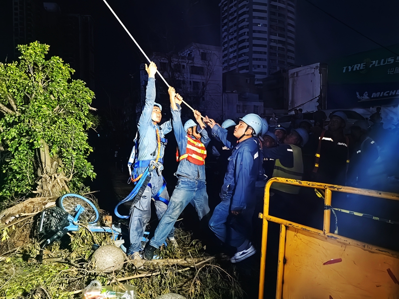 9月9日晚，南方電網(wǎng)廣東天河供電局援瓊搶修隊伍在海口市瓊山區(qū)高鐵東站周邊連夜開展搶修復電作業(yè)。（容語霞 劉振北） 