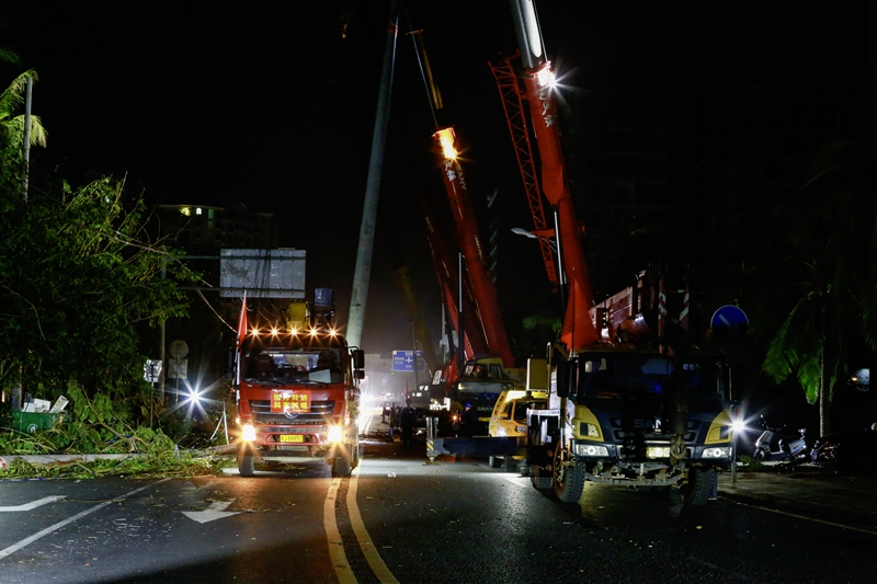 9月9日晚，南方電網貴州都勻供電局搶修隊伍在海南省文昌市文城鎮白金路10千伏高隆灣線搶修現場，正在組織吊車立桿，加快推進搶修復電作業。（魏洪明）