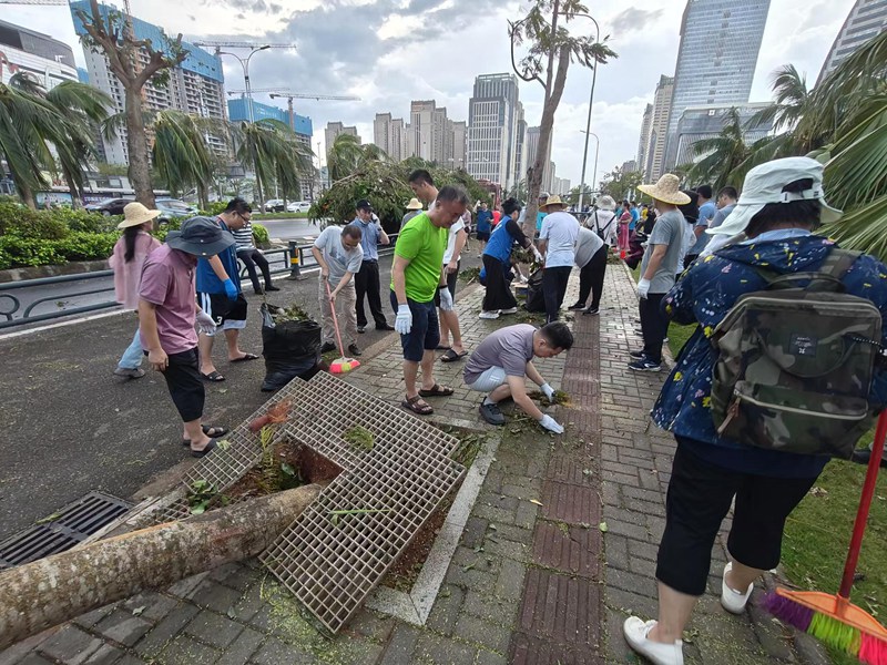 海南省分公司直屬機關黨員參與道路清障工作。