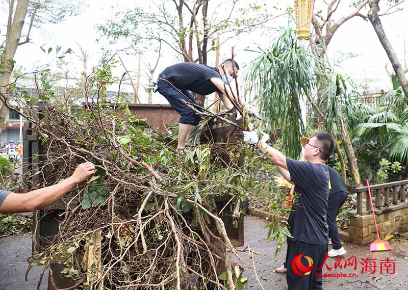 園區黨員齊上陣，共同清運園區垃圾。人民網記者 牛良玉攝