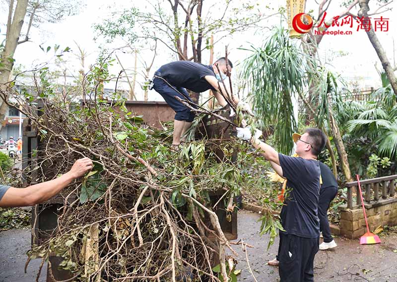 獅子嶺園區(qū)正緊鑼密鼓地進行清障。人民網(wǎng)記者 牛良玉攝