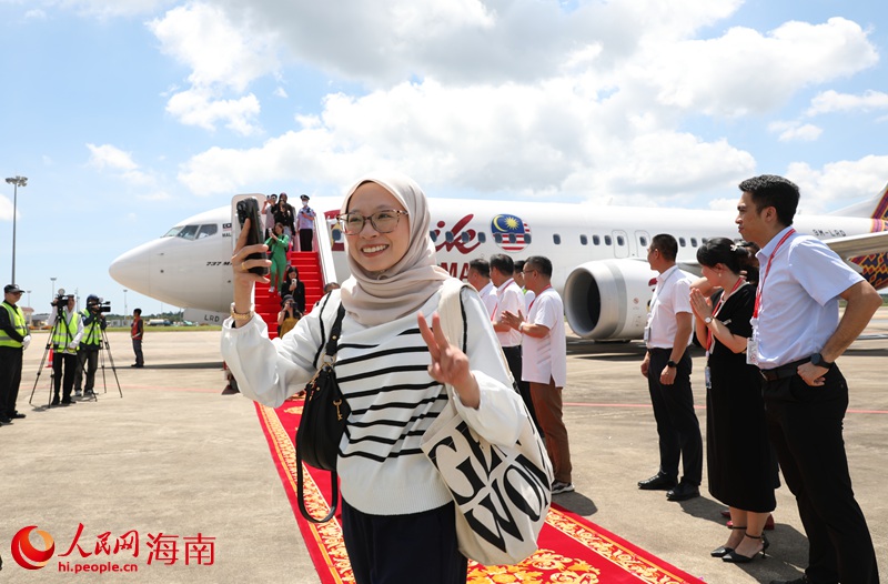 游客落地瓊海博鰲機(jī)場(chǎng)。人民網(wǎng)記者 符武平攝