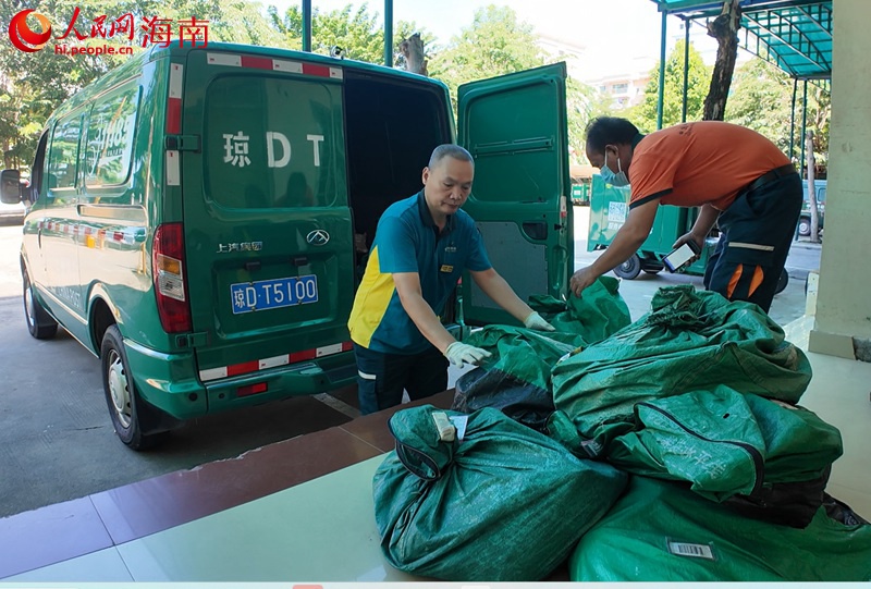 吳育仙將郵件搬運裝車。人民網記者 李學山攝