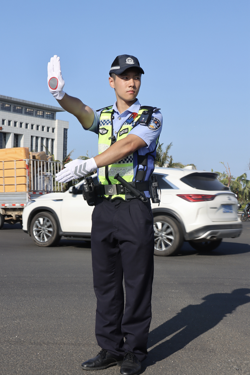 交警在路口執(zhí)勤。 鐘玲攝