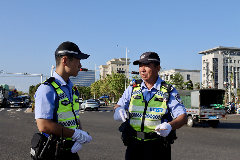 交警在路口執(zhí)勤。 鐘玲攝