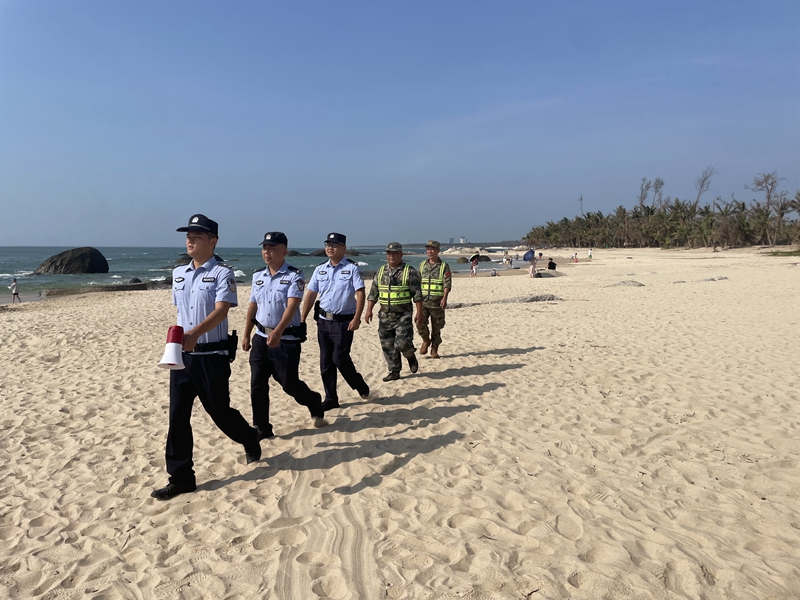 民警在海灘上巡邏。海南省公安廳海岸警察總隊供圖