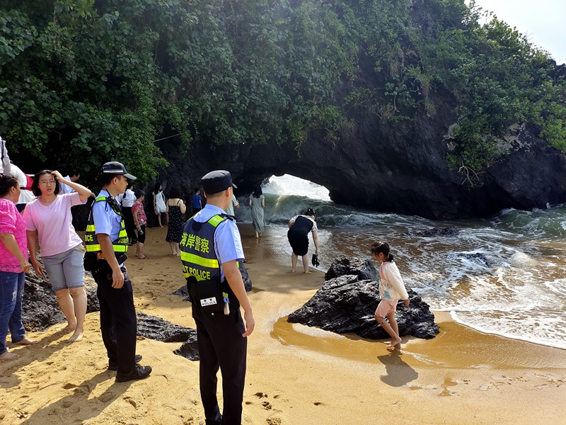 龍滾海岸派出所在萬寧燕子洞景區(qū)巡邏。海南省海岸警察總隊供圖