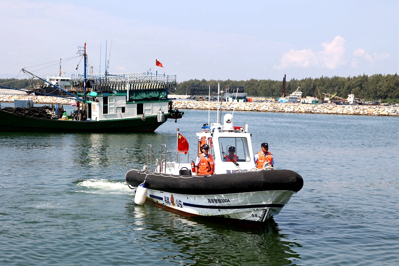 烏場海岸派出所民警駕艇在烏場碼頭巡邏。海南省海岸警察總隊供圖