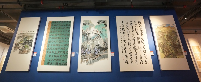 現場展出的書法美術作品（部分）。 主辦方供圖