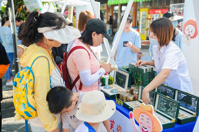 活動現場，琳瑯滿目的農產品引市民游客圍觀。 主辦方供圖