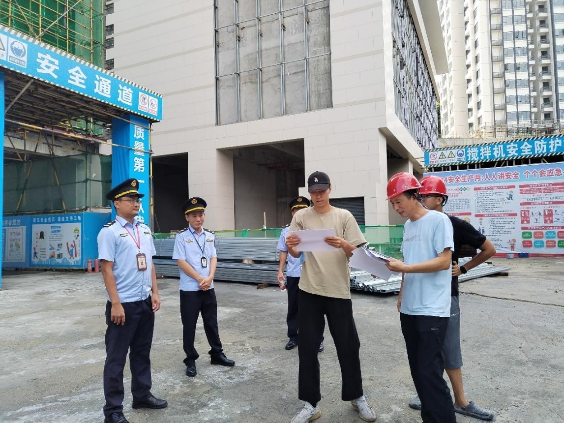 三亞市相關(guān)部門(mén)在進(jìn)行施工現(xiàn)場(chǎng)安全聯(lián)合檢查。王琳攝