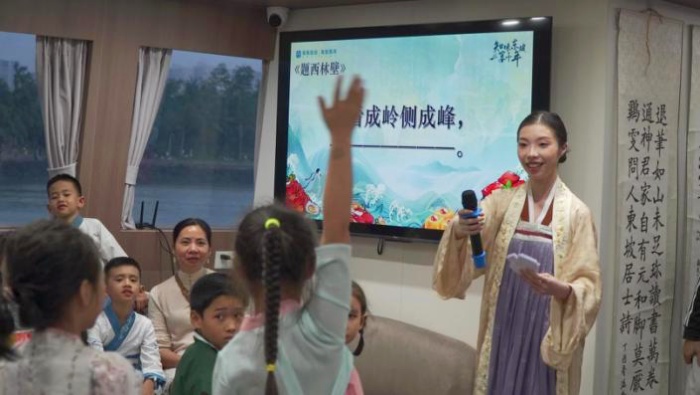 互動中，小朋友們積極互動搶答。 主辦方供圖