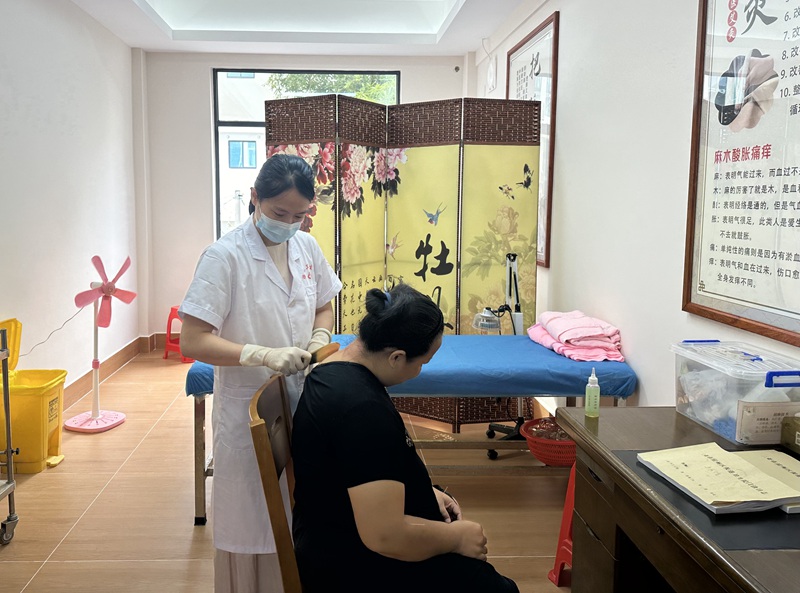 三亞市基層慢病康復理療站現(xiàn)場。三亞市衛(wèi)生健康委員會供圖