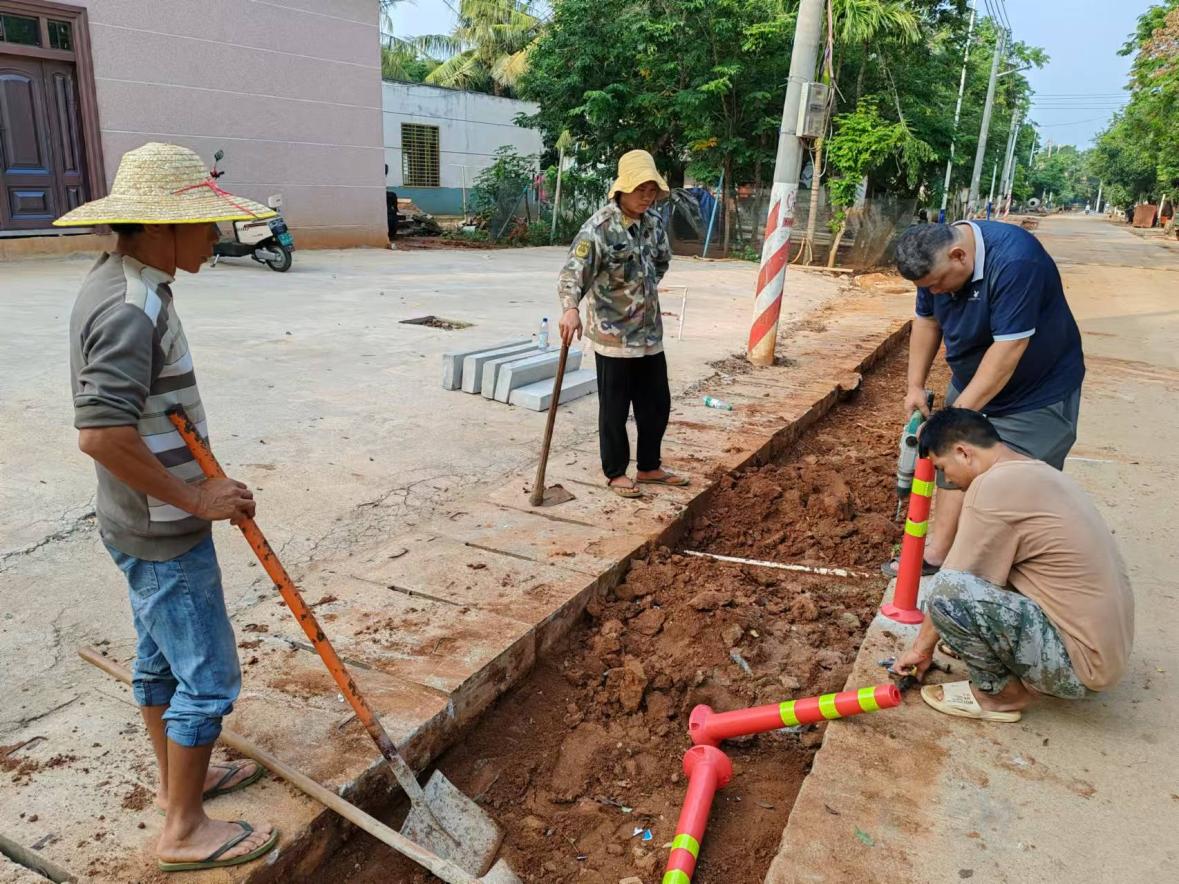 村民參與施工建設現場。昌江黎族自治縣十月田鎮才地村村民委員會供圖