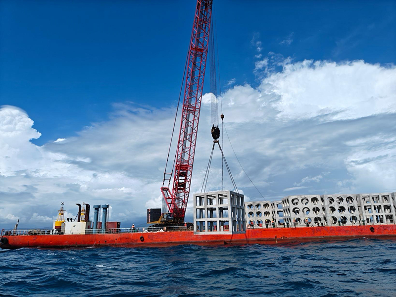 三亞灣海洋生態修復工程項目（西島及附近海域）施工現場。三亞環農集團環通公司