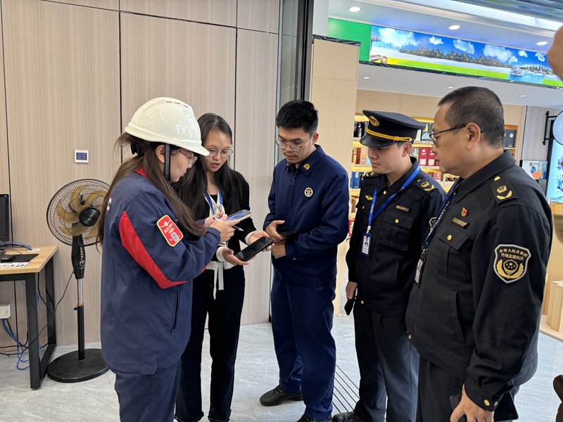 1月2日，海口市秀英區應急管理局等7家單位的監管執法人員在中石化永萬加油加氣站開展“綜合查一次”聯合檢查。海南省營商環境建設廳供圖